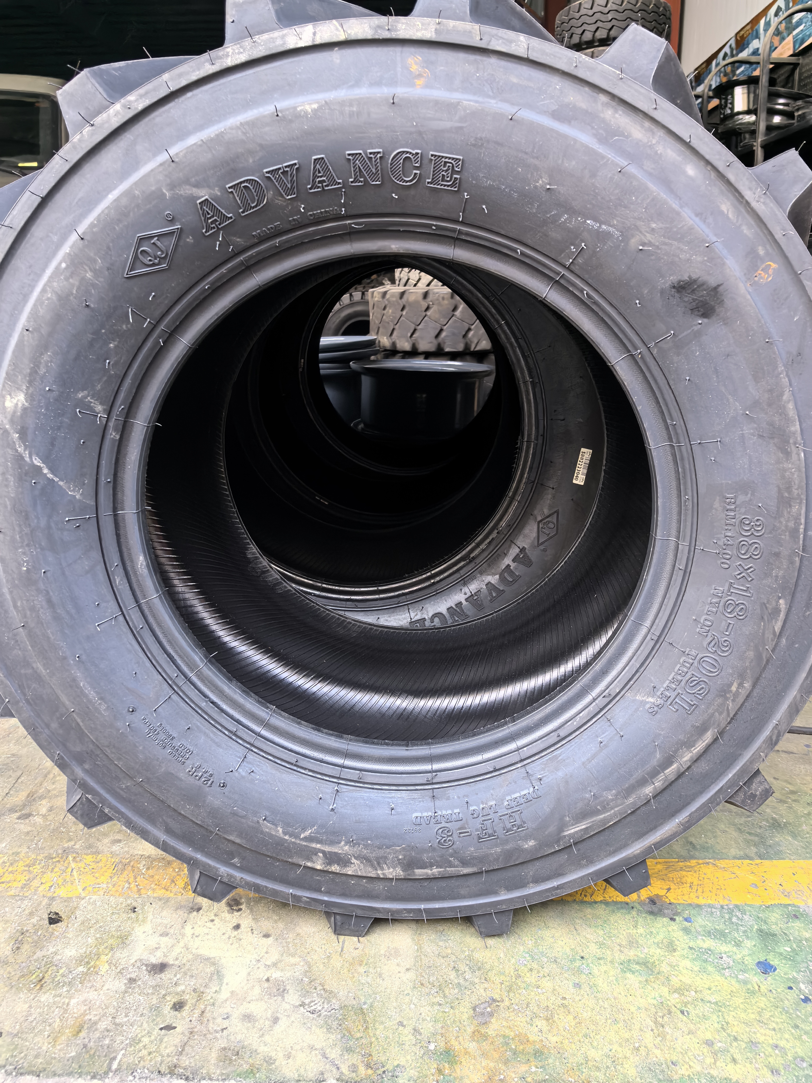 Partenariat avec Dubai Client for Advance HF-3 38 × 18-20 pneus de gazon